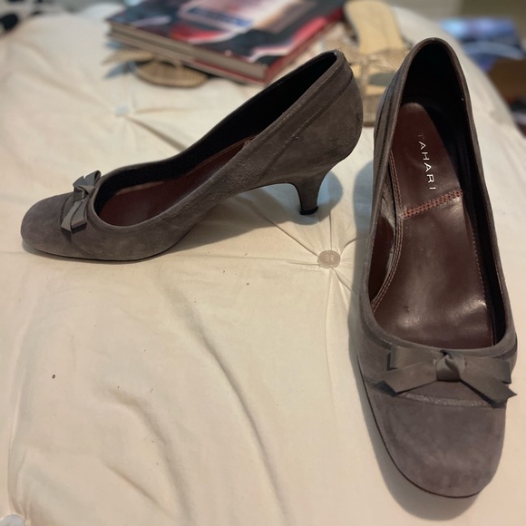 Tahari pumps. Size 9- slightly worn - Picture 2 of 2